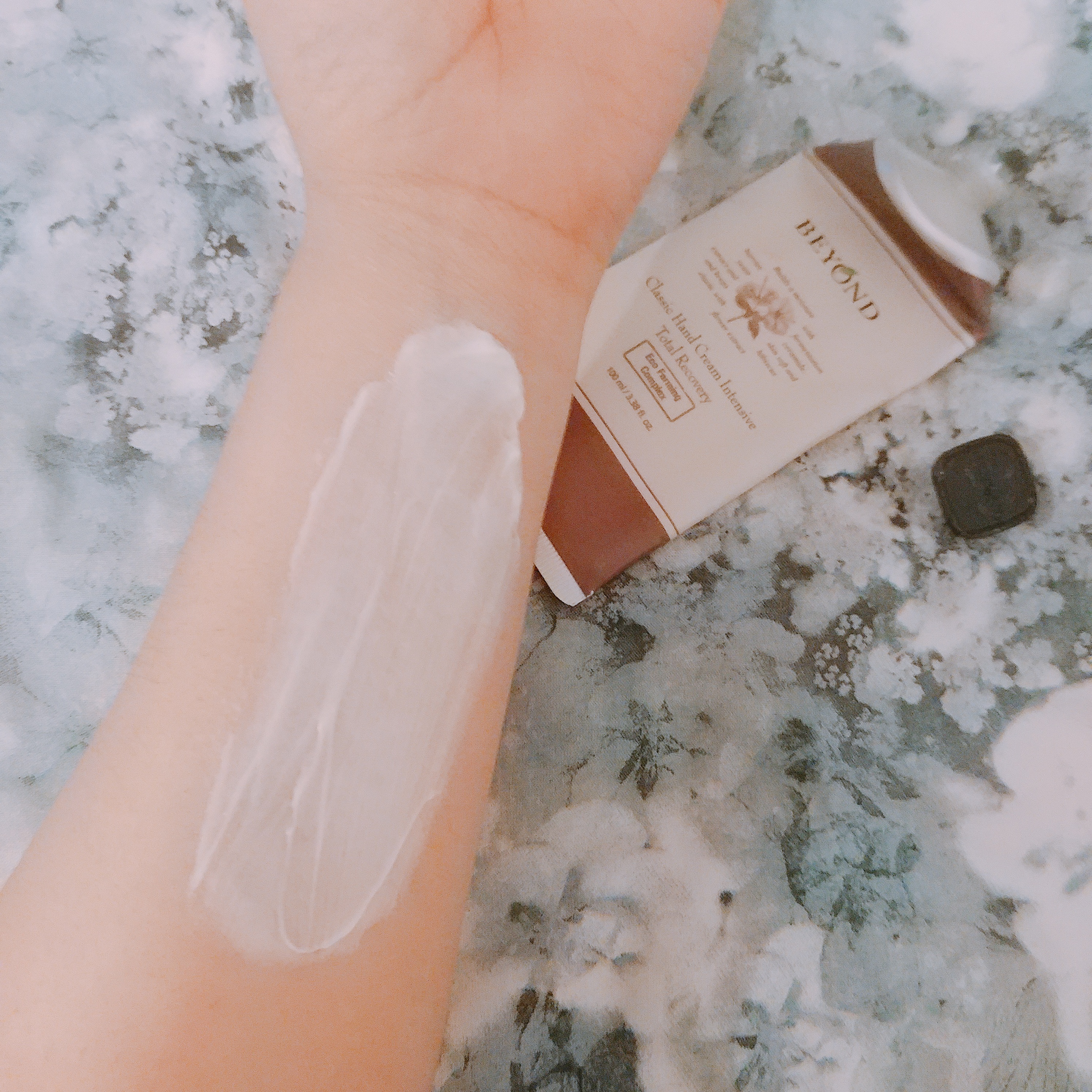 Simply Saima Beyond Classic Hand Cream Intensive Total Recovery Swatch 2